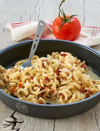 Trek'n Eat pasta med laks og urtesauce